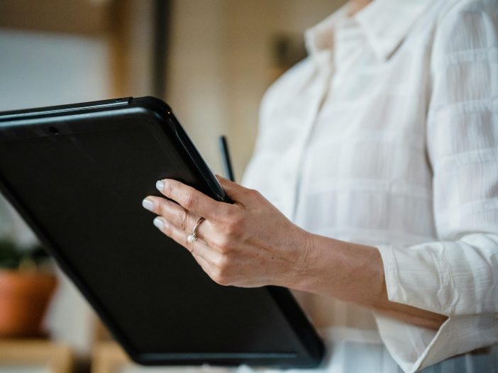 DCAA labor compliance and timekeeping red flags including MAAR 6 floor check requirements and daily time entry controls for government contractors.